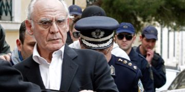 Σάπισαν στο ξύλο τον Άκη Τσοχατζόπουλο, μέσα στο κελί! «Τι φωνάζεις μωρή πατσαβούρα;»- Τι έγινε