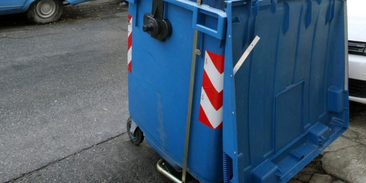 Alldaynews.gr ΦΡΙΚΗ: Βρήκαν νεκρό έμβρυο μέσα σε κάδο ανακύκλωσης