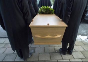 Εργολάβος κηδειών “κάρφωσε” το κεφάλι συγγενούς νεκρού, γιατί ανέθεσαν αλλού την τελετή!