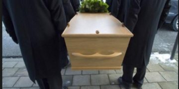 Alldaynews.gr Εργολάβος κηδειών “κάρφωσε” το κεφάλι συγγενούς νεκρού, γιατί ανέθεσαν αλλού την τελετή!