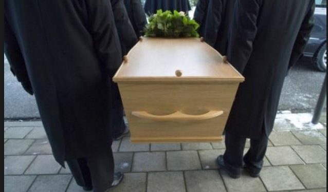 Alldaynews.gr Εργολάβος κηδειών “κάρφωσε” το κεφάλι συγγενούς νεκρού, γιατί ανέθεσαν αλλού την τελετή!