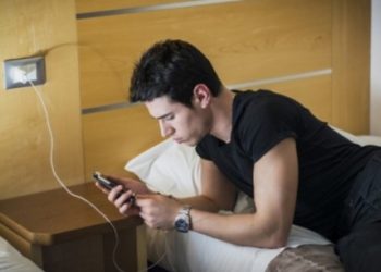 Γιατί δεν πρέπει να κοιμόμαστε με το κινητό δίπλα στο κρεβάτι!