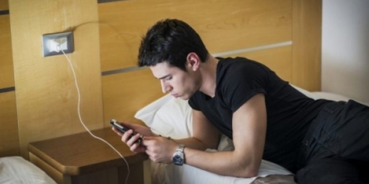 Alldaynews.gr Γιατί δεν πρέπει να κοιμόμαστε με το κινητό δίπλα στο κρεβάτι!