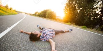 Alldaynews.gr Ο νεκρός στη μέση του δρόμου ζωντάνεψε ξαφνικά- Απίθανη περιπέτεια για οικογένεια στην Πάτρα!