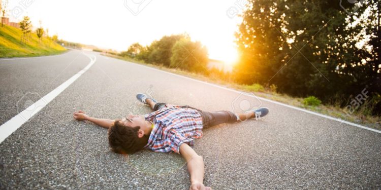 Alldaynews.gr Ο νεκρός στη μέση του δρόμου ζωντάνεψε ξαφνικά- Απίθανη περιπέτεια για οικογένεια στην Πάτρα!