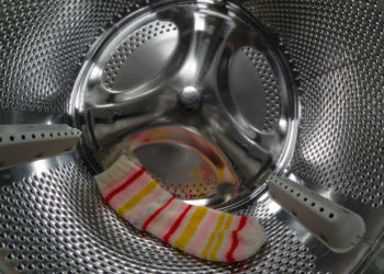 Οι επιστήμονες εξηγούν: Γιατί χάνονται οι κάλτσες στο πλυντήριο;