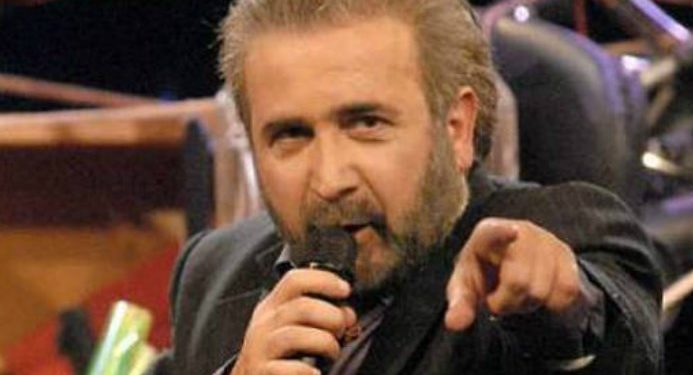 Alldaynews.gr «Ο Λάκης Λαζόπουλος δεν θα έπρεπε να έχει μούτρα να ξαναβγεί στην τηλεόραση» – Απίστευτη επίθεση εναντίον του παρουσιαστή