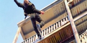 Alldaynews.gr Στρατιωτικός ο 45χρονος που “βούτηξε” στο κενό – Έπεσε φορώντας την στολή του!