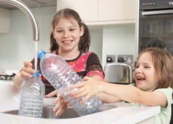 Γεμίζετε πολλές φορές το ίδιο πλαστικό μπουκάλι; Δείτε έναν κίνδυνο που δεν ξέρατε…