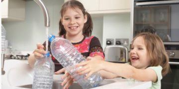 Alldaynews.gr Γεμίζετε πολλές φορές το ίδιο πλαστικό μπουκάλι; Δείτε έναν κίνδυνο που δεν ξέρατε…