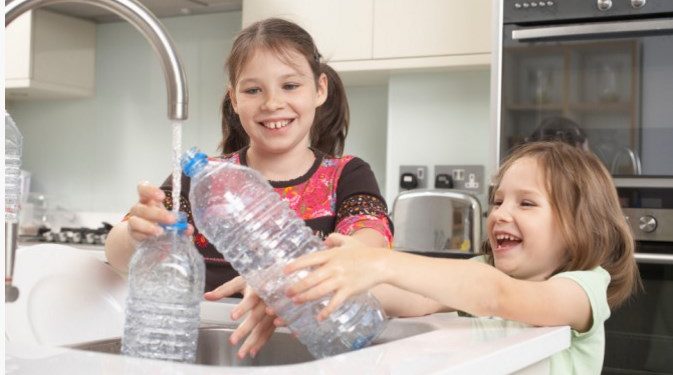 Alldaynews.gr Γεμίζετε πολλές φορές το ίδιο πλαστικό μπουκάλι; Δείτε έναν κίνδυνο που δεν ξέρατε…
