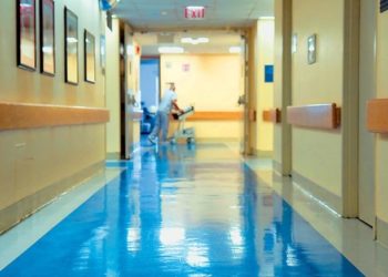 Η σοκαριστική εικόνα της ηθοποιού στο κρεβάτι του νοσοκομείου μετά την χημειοθεραπεία