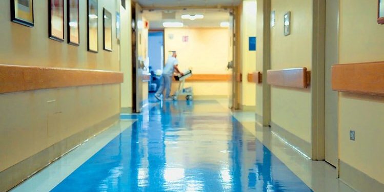 Η σοκαριστική εικόνα της ηθοποιού στο κρεβάτι του νοσοκομείου μετά την χημειοθεραπεία