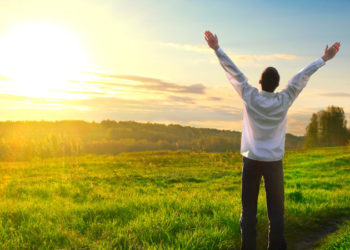 χαρά-ευτυχία-χαρούμενος-άντρας-λιβάδι-ήλιος-happiness-facebook