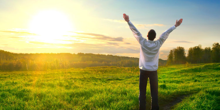 Alldaynews.gr χαρά-ευτυχία-χαρούμενος-άντρας-λιβάδι-ήλιος-happiness-facebook