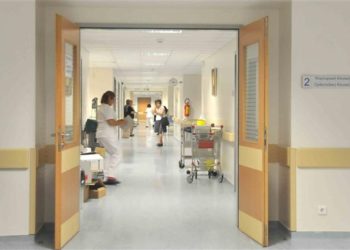 ΚΑΤΕΡΙΝΗ: Γιατρός έκανε μαλάξεις για κρυολόγημα στο στήθος νεαρής, έβαλε το χέρι στο παντελόνι και…