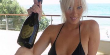 Η Τζούλια που είχε προκαλέσει πάταγο πίσω στο 2010 με το video π0ρνό με τους 2 άντρες και την ...σαμπάνια