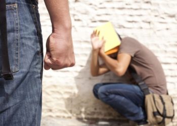 Πλάκωσε στα χαστούκια τον γιο του, μέσα στο σχολείο- Τι εξόργισε τον πατέρα