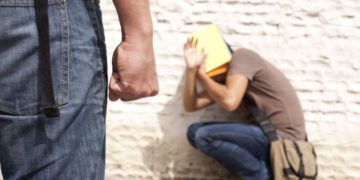 Alldaynews.gr Πλάκωσε στα χαστούκια τον γιο του, μέσα στο σχολείο- Τι εξόργισε τον πατέρα
