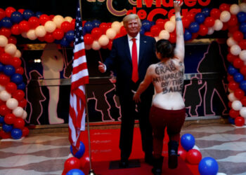 Γυμνή ακτιβίστρια πιάνει τον Τραμπ από τα… όργανά του!! [photos][video]