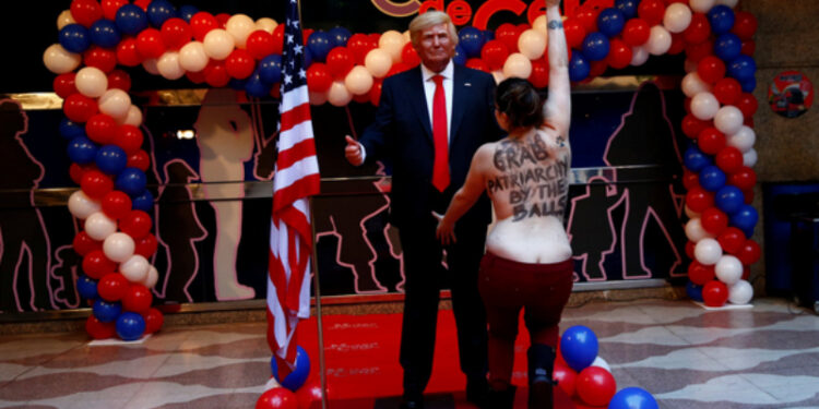 Γυμνή ακτιβίστρια πιάνει τον Τραμπ από τα… όργανά του!! [photos][video]