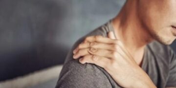 Alldaynews.gr Πόνος στον ώμο: Με ποια μορφή καρκίνου συνδέεται