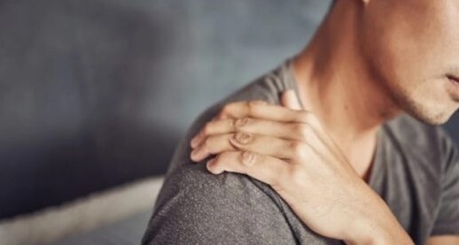 Alldaynews.gr Πόνος στον ώμο: Με ποια μορφή καρκίνου συνδέεται