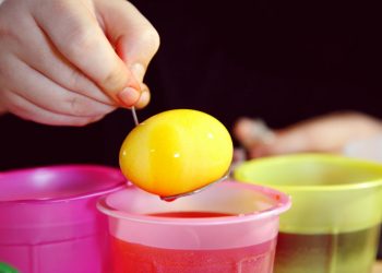 Το κόλπο με τη βελόνα και το αλάτι για να μην σπάσουν τα πασχαλινά σας αυγά!! (video)