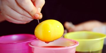 Alldaynews.gr Το κόλπο με τη βελόνα και το αλάτι για να μην σπάσουν τα πασχαλινά σας αυγά!! (video)