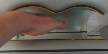 Alldaynews.gr Γιατί δεν πρέπει να στεγνώνετε τα χέρια σας στα μηχανήματα αέρα στις τουαλέτες