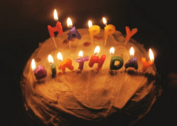 Γιατί σβήνουμε κεριά στα γενέθλια; – Ποιά ευχή έλεγαν οι αρχαίοι Έλληνες