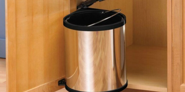 Alldaynews.gr 5 σοβαροί λόγοι για να βγάλετε τον κάδο σκουπιδιών από το ντουλάπι της κουζίνας