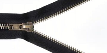 Γιατί σχεδόν όλα τα φερμουάρ των τζιν γράφουν YKK;