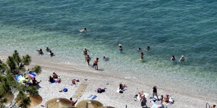 Βόλος: Ήρωας στην παραλία – Έσωσε μια ανθρώπινη ζωή και συνέχισε τη δουλειά με βρεγμένα ρούχα!