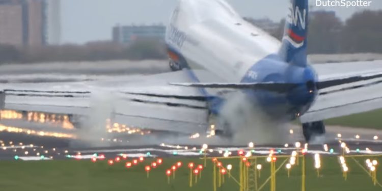 Alldaynews.gr ΣΟΚ για επιβάτες Boeing κατά την προσγείωση – Βίντεο που κόβει τις ανάσες…