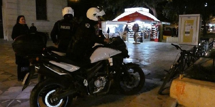 Alldaynews.gr Άγριο ξύλο σε αξιωματικό της ΕΛ.ΑΣ. γιατί φωτογράφιζε την εγγονή του