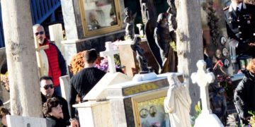 Alldaynews.gr Είχαν τον γιο τους για νεκρό – Εμφανίστηκε στην κηδεία του