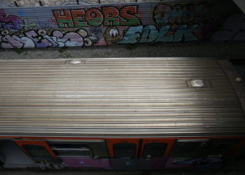 ΠΡΙΝ ΑΠΟ ΛΙΓΟ: Έπεσε από γέφυρα και διαμελίστηκε από συρμό του ΗΣΑΠ