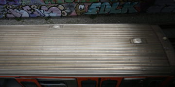 Alldaynews.gr ΠΡΙΝ ΑΠΟ ΛΙΓΟ: Έπεσε από γέφυρα και διαμελίστηκε από συρμό του ΗΣΑΠ