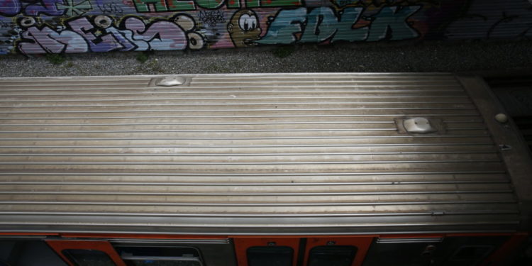 Alldaynews.gr ΠΡΙΝ ΑΠΟ ΛΙΓΟ: Έπεσε από γέφυρα και διαμελίστηκε από συρμό του ΗΣΑΠ