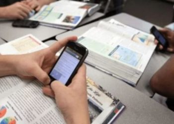 Τέλος… εποχής στα σχολεία! Ο Γαβρόγλου απαγορεύει τα κινητά στους μαθητές