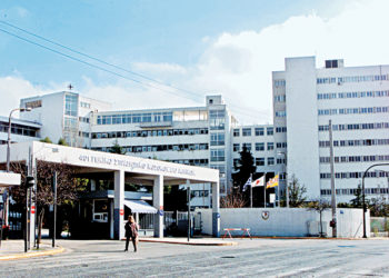 Έσπασαν στο ξύλο δύο αστυνομικούς και διέλυσαν περιπολικό επειδή τους έκαναν παρατήρηση για μπαλωθιές