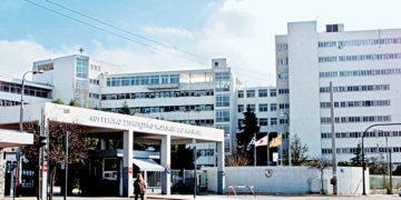 Έσπασαν στο ξύλο δύο αστυνομικούς και διέλυσαν περιπολικό επειδή τους έκαναν παρατήρηση για μπαλωθιές