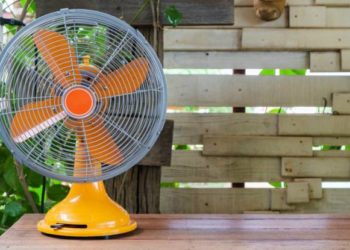 Πώς να εξολοθρεύεστε «στρατιές» από κουνούπια με μια σόδα και έναν ανεμιστήρα (Video)