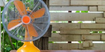 Πώς να εξολοθρεύεστε «στρατιές» από κουνούπια με μια σόδα και έναν ανεμιστήρα (Video)