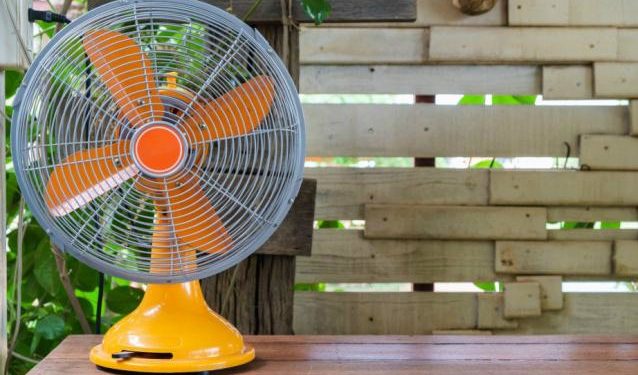 Πώς να εξολοθρεύεστε «στρατιές» από κουνούπια με μια σόδα και έναν ανεμιστήρα (Video)