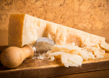 Προσοχή: Γιατί δεν πρέπει να αγοράζετε τριμμένη την παρμεζάνα!