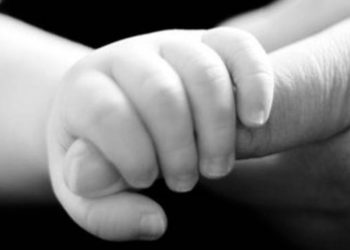 «Αντίο μπέμπη μου» – Το συγκλονιστικό γράμμα των γονιών που έχασαν το μωρό τους στην πυρκαγιά (vid)