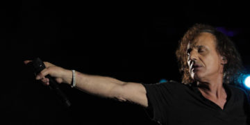 Alldaynews.gr Πήγανε στην συναυλία του Παπακωνσταντίνου και βρήκανε τα αυτοκίνητά τους σπασμένα