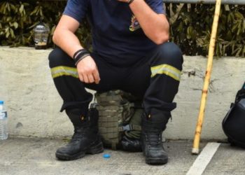Alldaynews.gr Συγγενής θύματος στο Μάτι πλάκωσε Αξιωματικό της Πυροσβεστικής!
